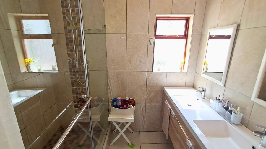 5 Bedroom Property for Sale in Bergsig Western Cape